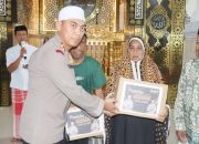 Safari Jumat, Kapolres Soppeng Serahkan Bansos kepada Jamaah Masjid Mujahidin Sewo