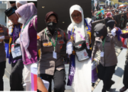 Polres Soppeng Tunjukkan Kepedulian Tinggi, Polwan Aktif Bantu Jamaah Calon Haji Lansia dalam Pemberangkatan