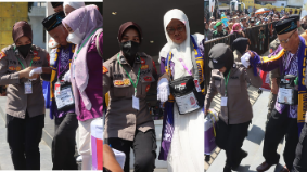 Polres Soppeng Tunjukkan Kepedulian Tinggi, Polwan Aktif Bantu Jamaah Calon Haji Lansia dalam Pemberangkatan