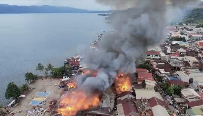 Kebakaran Hebat Melanda Permukiman Padat di Sorowako, Puluhan Rumah Hangus